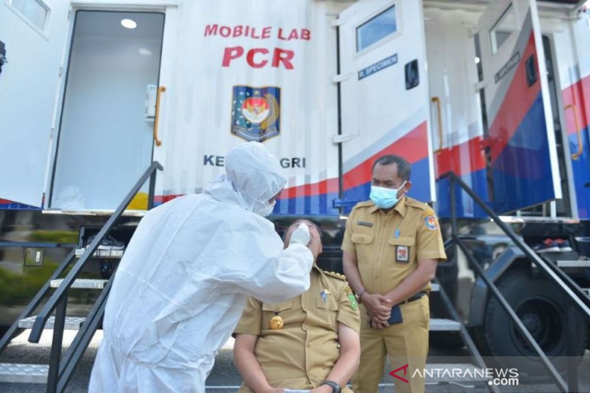 Gubri dites swab perdana dengan mobil Lab PCR Test  Kemendagri