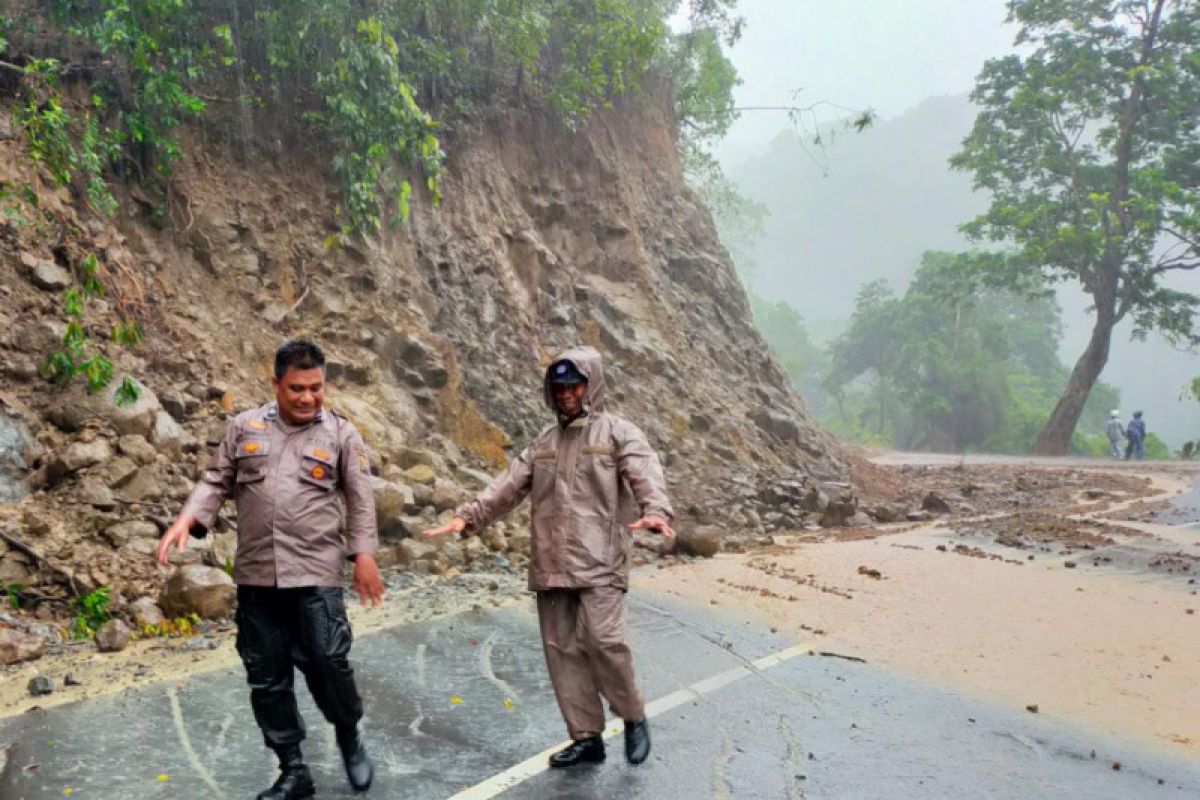 Curah hujan tinggi, Jalan Hutan Pusuk terisolir total