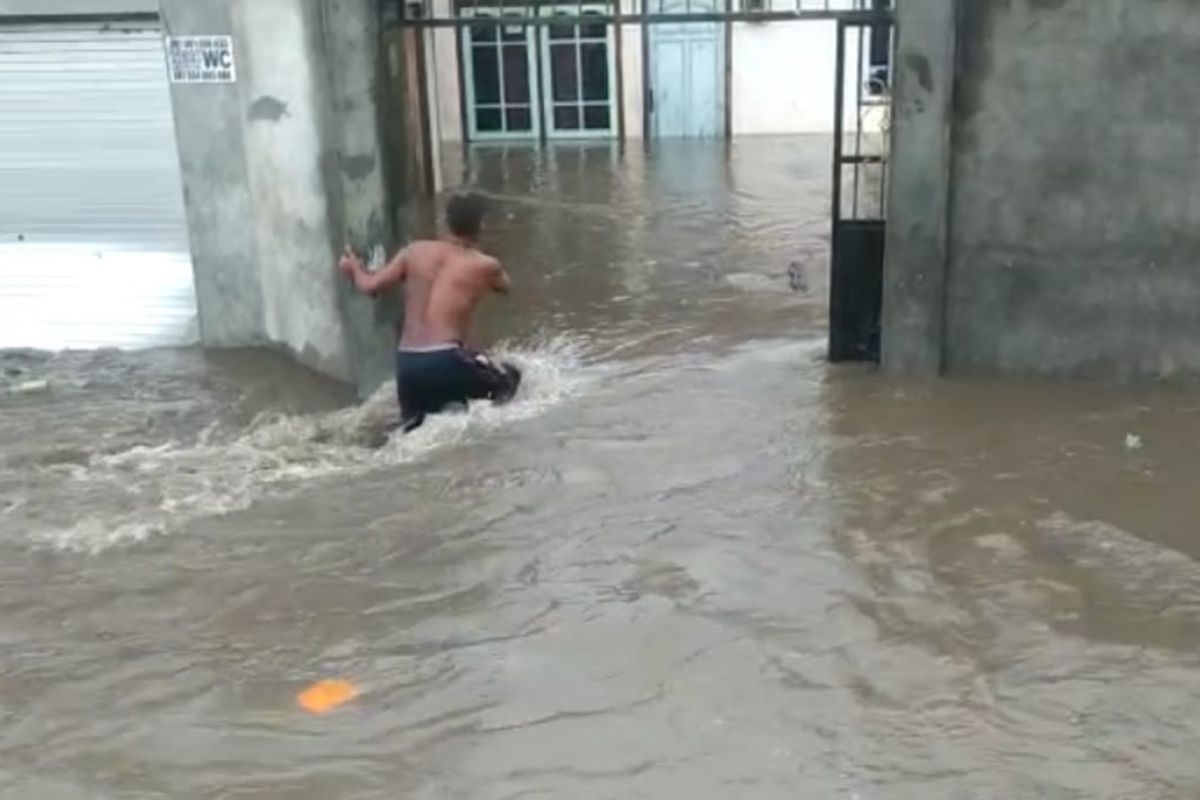 Warga di Batu Layar Lombok Barat mengungsi akibat air Sungai Meninting meluap