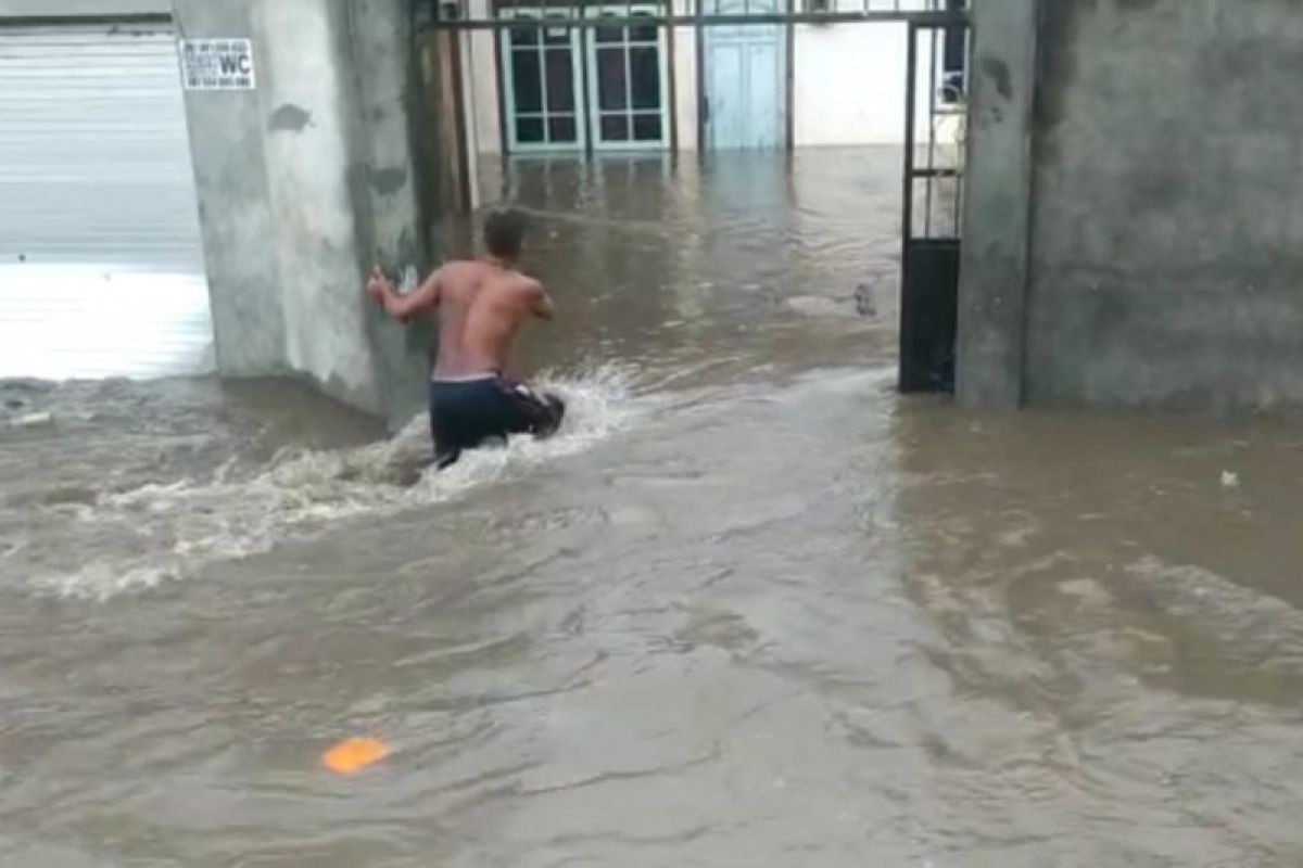 Banjir menutupi jembatan Meninting ke objek wisata Senggigi