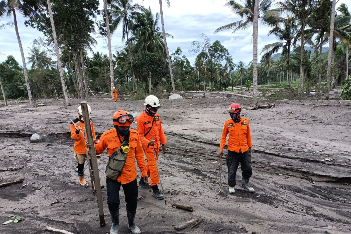 15 warga meninggal akibat terjangan awan panas erupsi Gunung Semeru