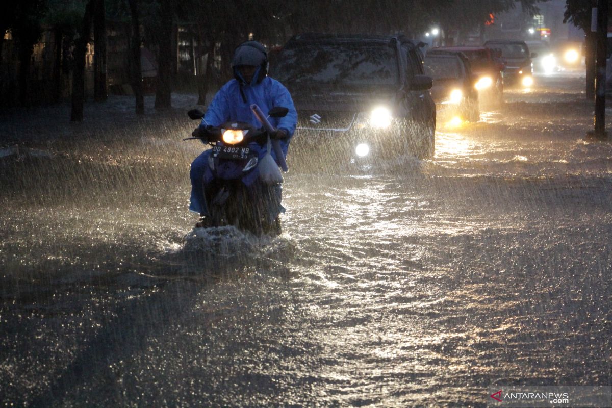 Hujan lebat diprakirakan turun beberapa kota Indonesia