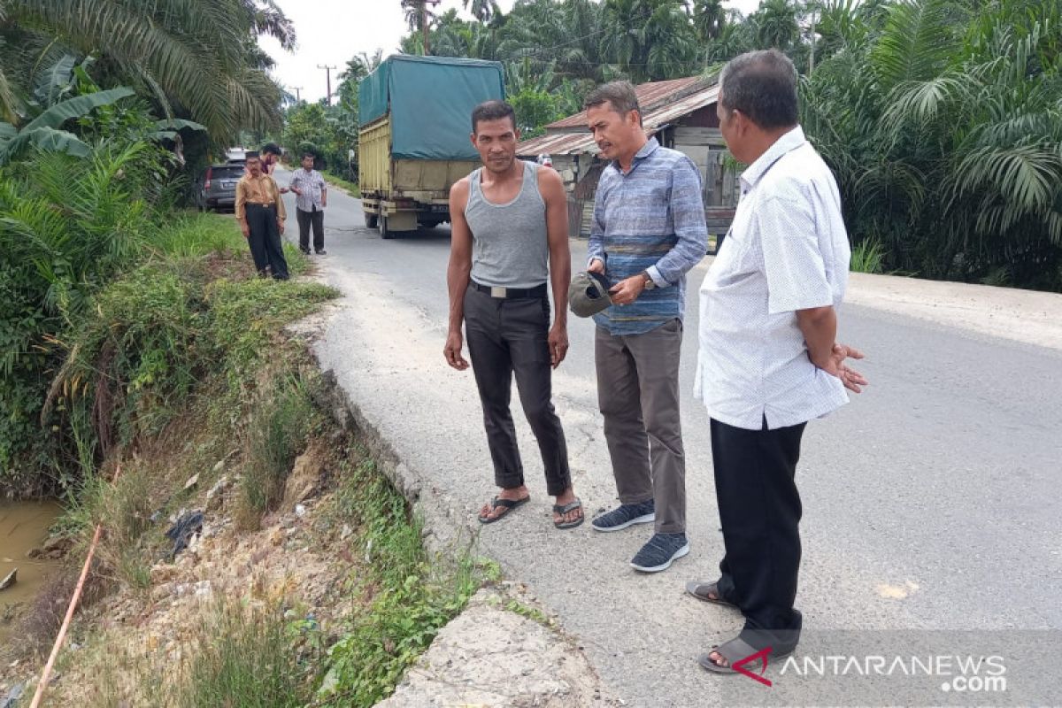 Tebing jalan di Inhu runtuh, legislator Riau minta kepedulian  instansi terkait