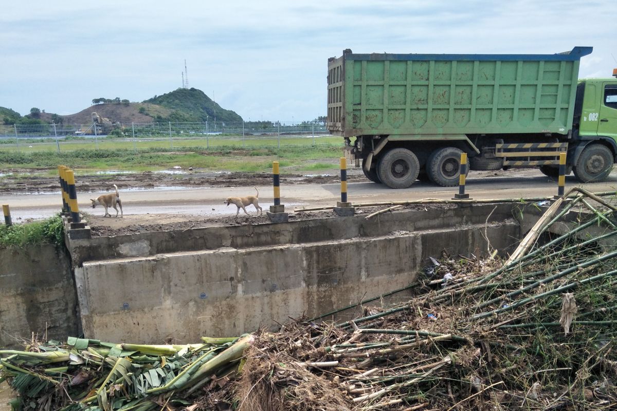 Gara-gara tumpukan sampah, penyebab banjir di Desa Kuta Lombok Tengah