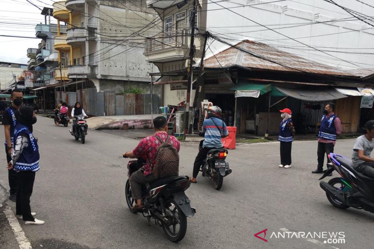 Mulai besok memasuki area perkantoran pemda wajib pakai helm, ini sanksinya