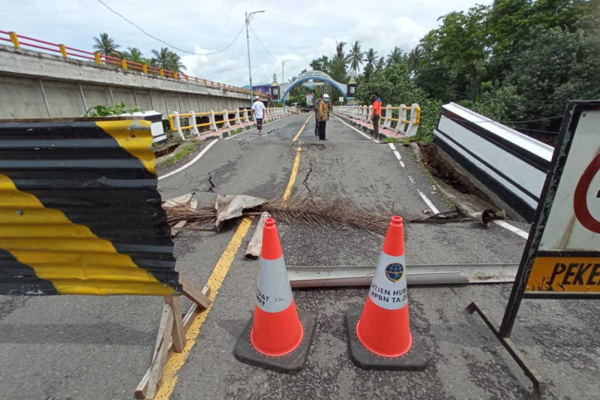 Arus kendaraan di Jembatan Meninting normal meski di bagi dua jalur