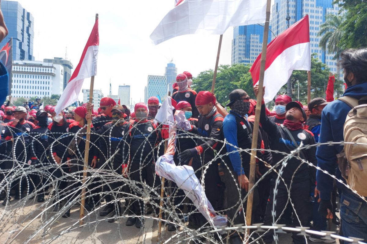 Buruh paksa terobos barikade polisi di  Merdeka Barat