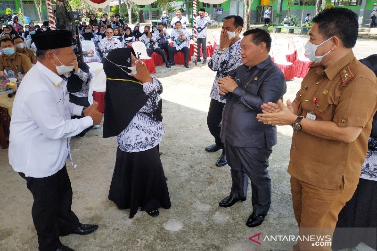 Perjuangan mengharukan guru honorer di Kotim setelah mengabdi 16 tahun