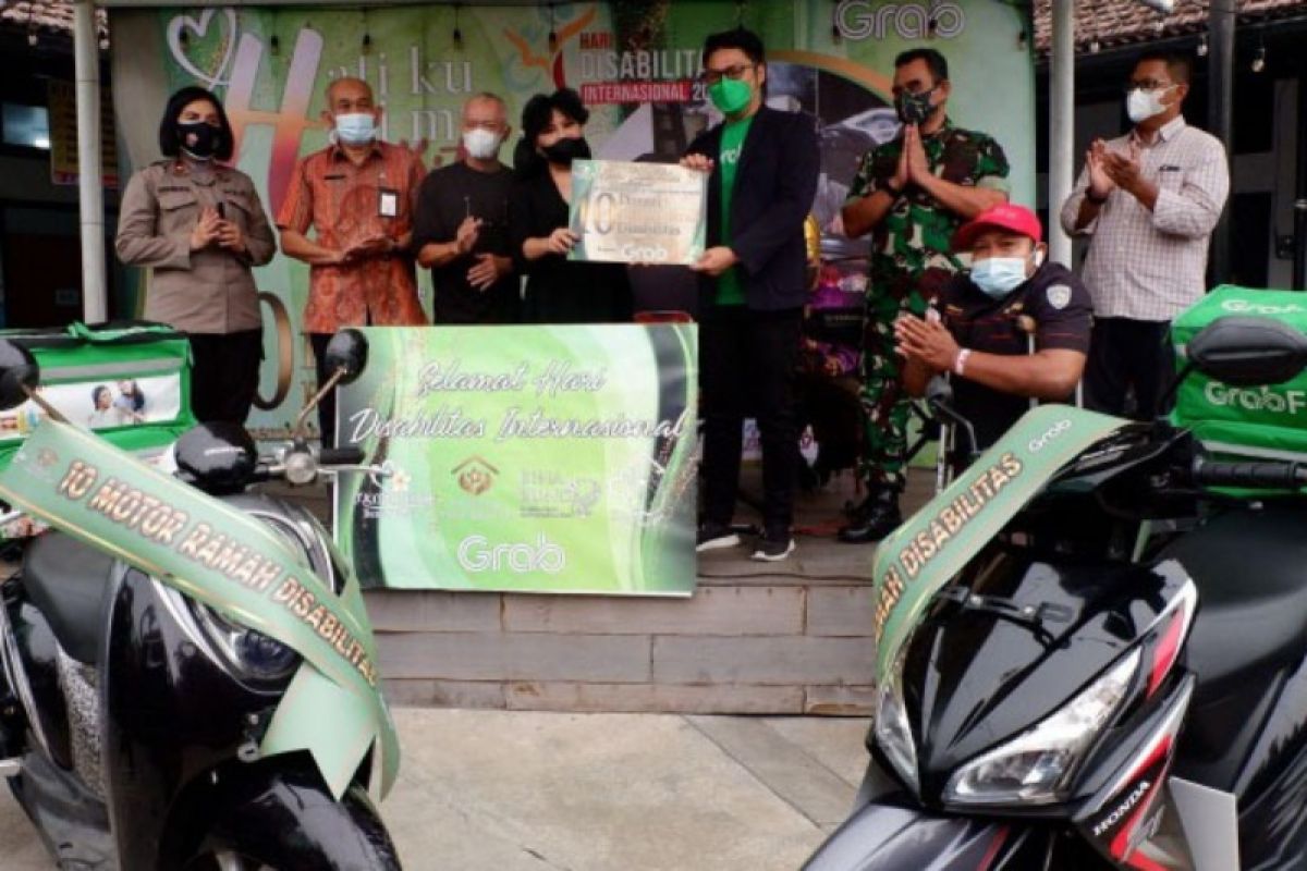 Anne Avantie serahkan 10 motor untuk pengemudi Grab disabilitas