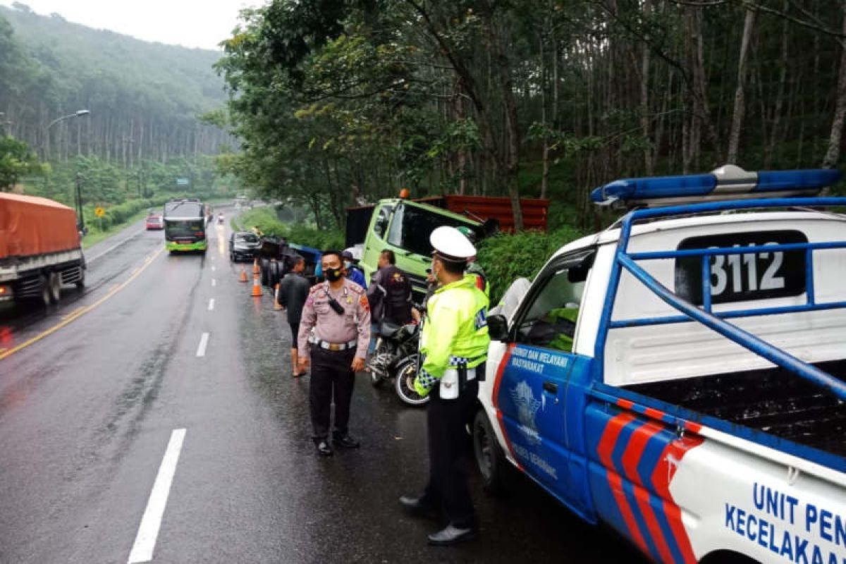 Dua truk kontainer terlibat kecelakaan di turunan Jambu