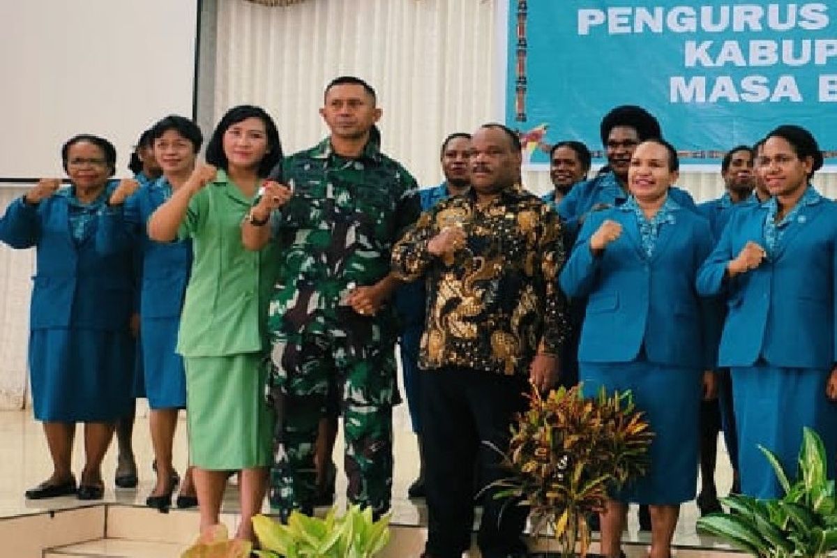 Bupati Yahukimo Didimus Yahuli lantik ketua dan pengurus PKK di Dekai