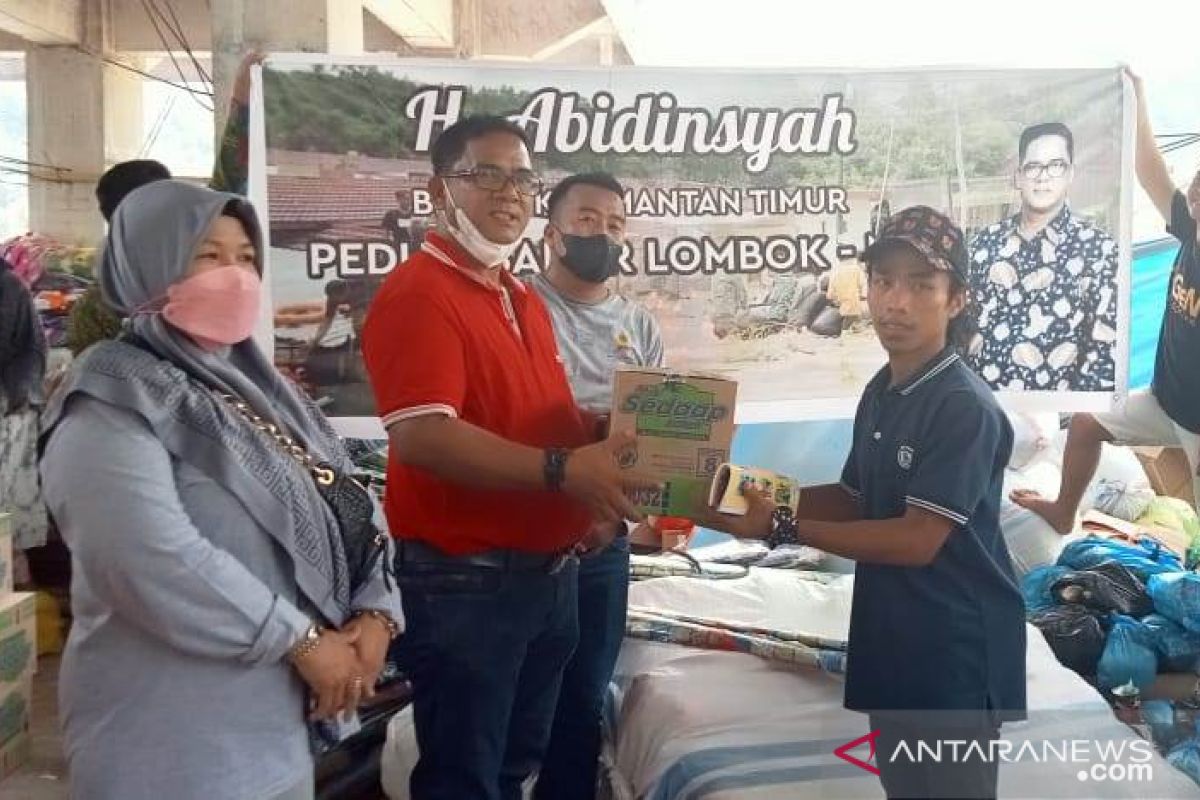 Warga Kalimantan Timur membawa bantuan untuk korban banjir di Lombok