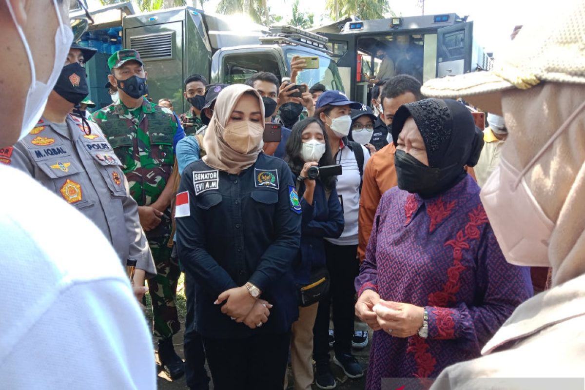 Mensos mengunjungi korban banjir dan serahkan bantuan di Lombok