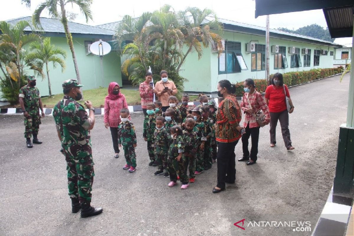 Siswa TK Kartika Nabire kunjungan pengenalan Makodim 1705