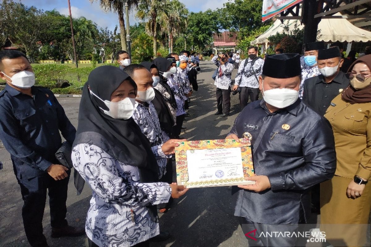 Pemkab Kotim berkomitmen perjuangkan peningkatan kesejahteraan guru