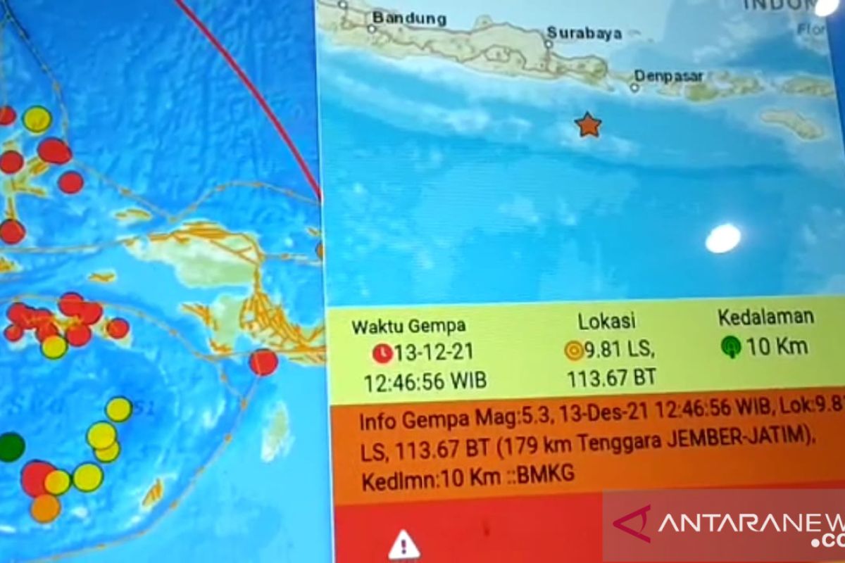 Warga Jember panik keluar rumah akibat gempa 5,3 magnitudo