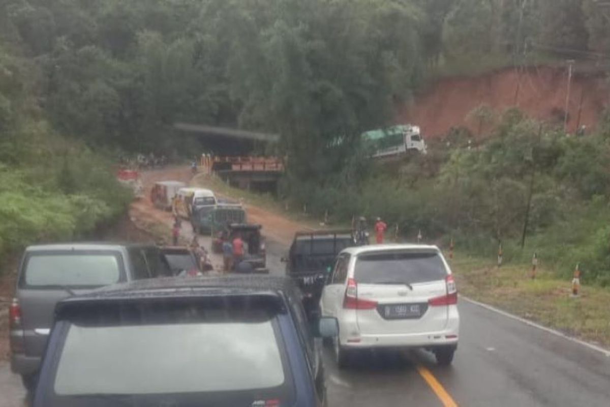 BPBD : Kita tetap koordinasi terkait longsor di jalan Trans Flores