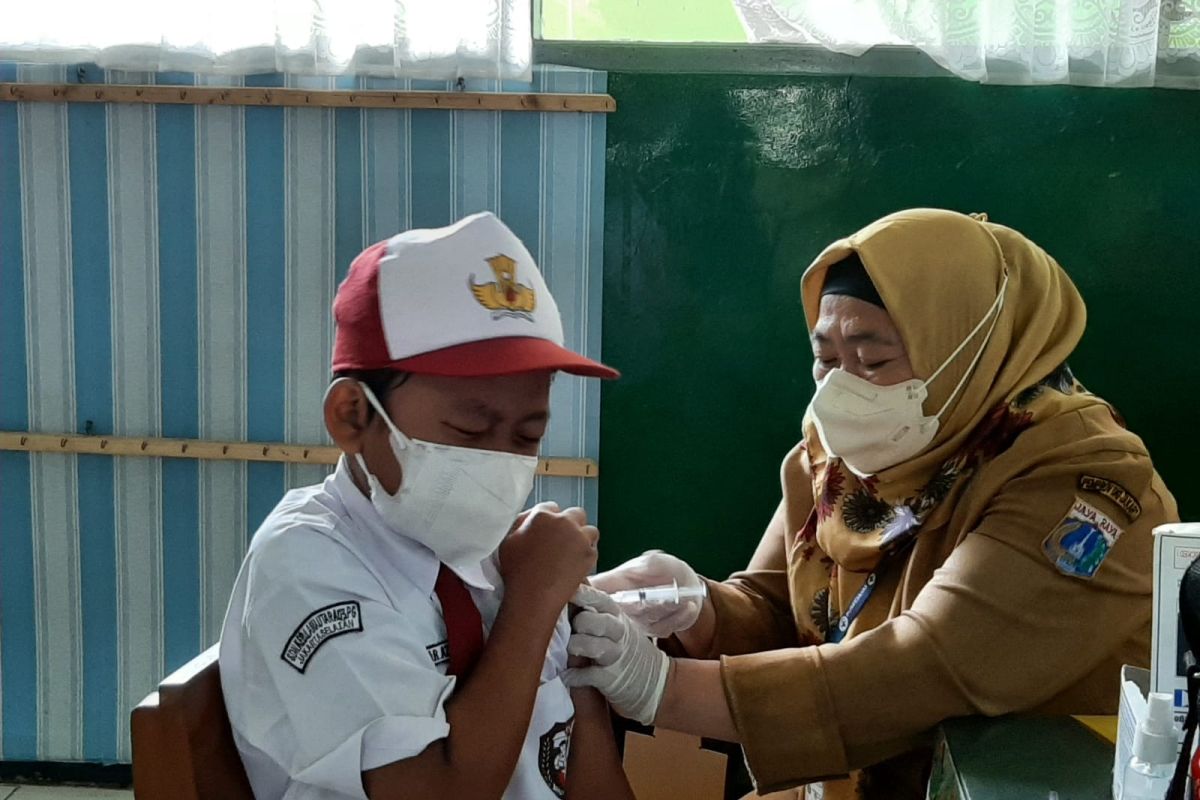 Sejumlah siswa SD menangis saat divaksinasi di Jaksel