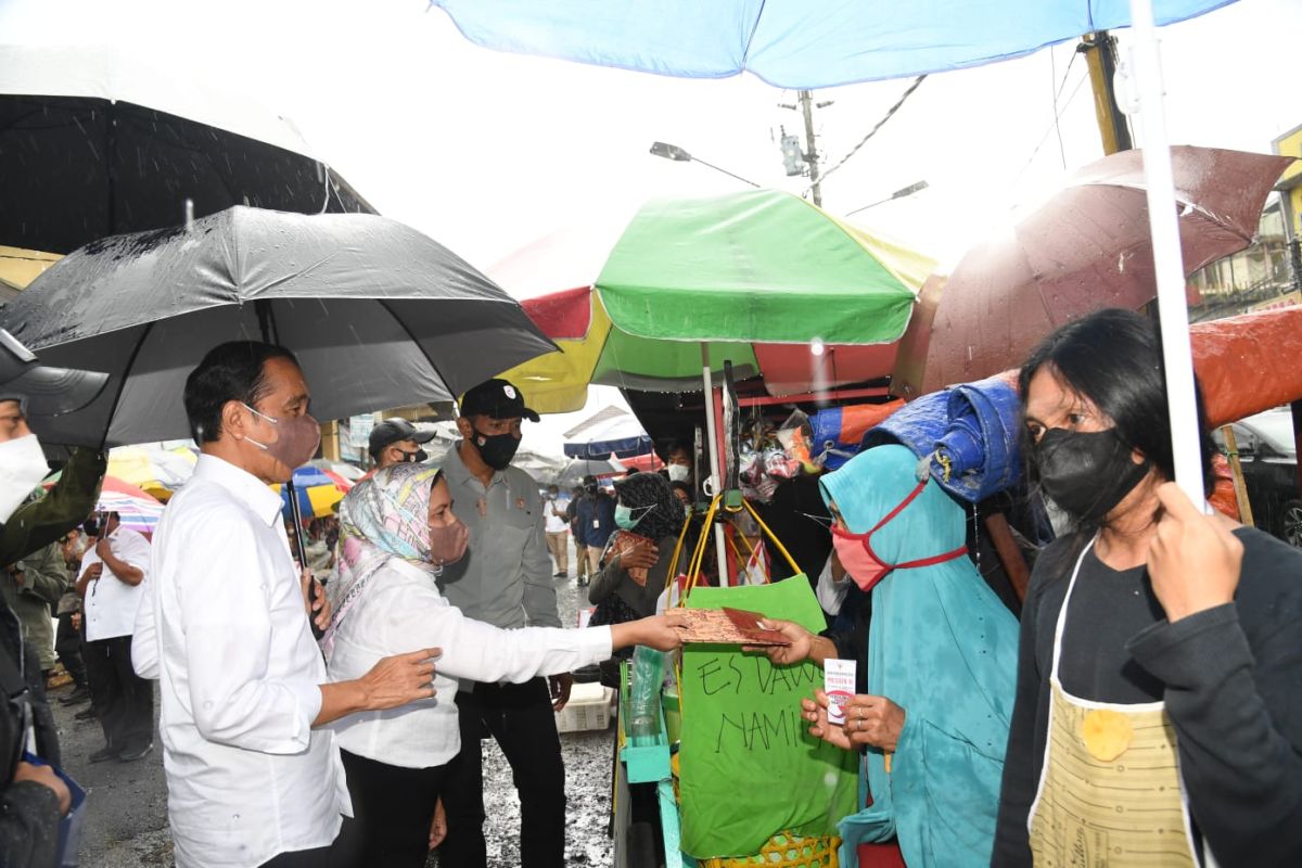 Presiden serahkan bantuan tunai bagi  pedagang di Pasar Kertek Wonosobo