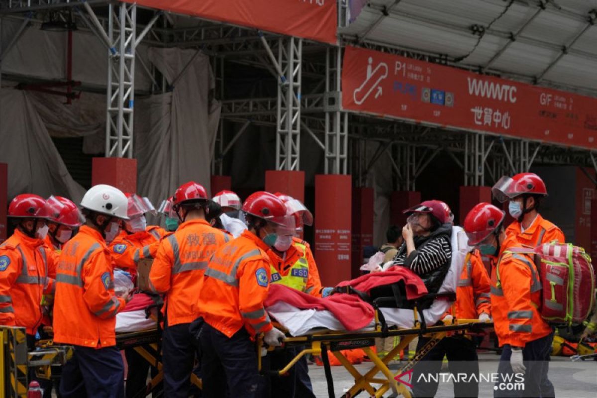 Gedung terbakar di Hong Kong,  sebanyak 150 orang terjebak di atap