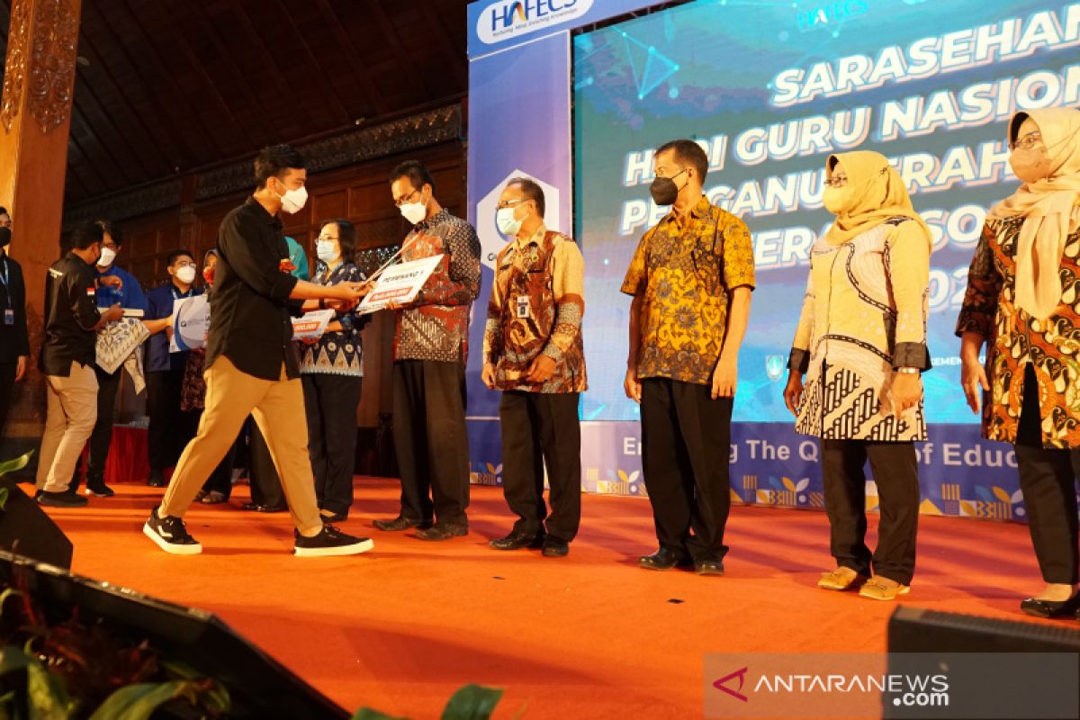 Surakarta dorong guru terus tingkatkan kompetensi diri