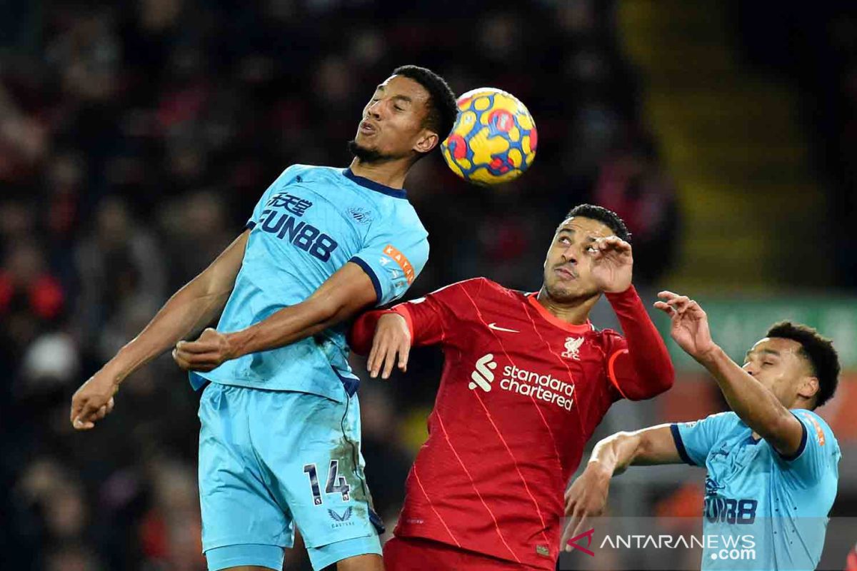 Pemain Newcastle Hayden didenda karena  mengkritik wasit