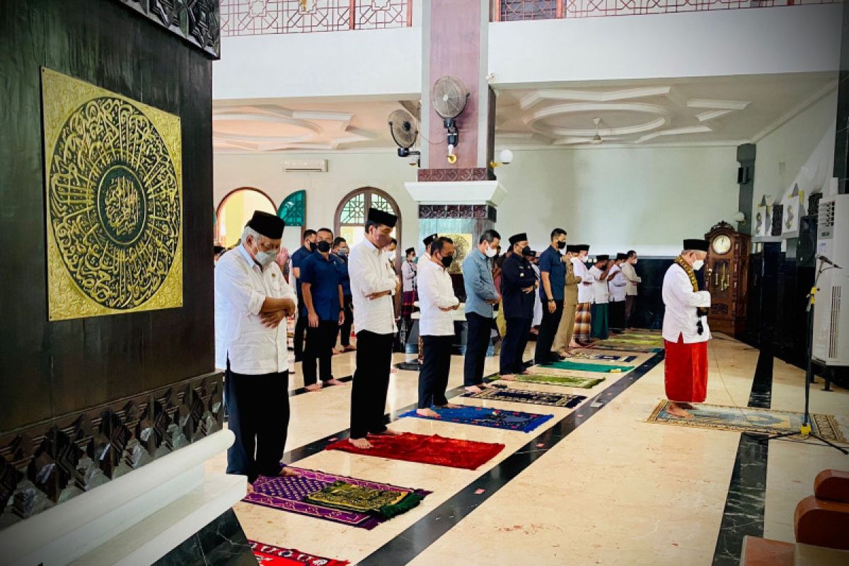 Presiden Jokowi salat Jumat di Masjid Agung Baiturrahman Ngawi