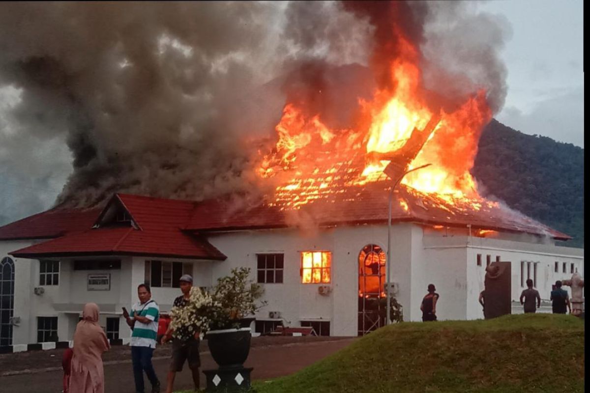 Kantor Inspektorat dan Dinas Kominfo Natuna terbakar