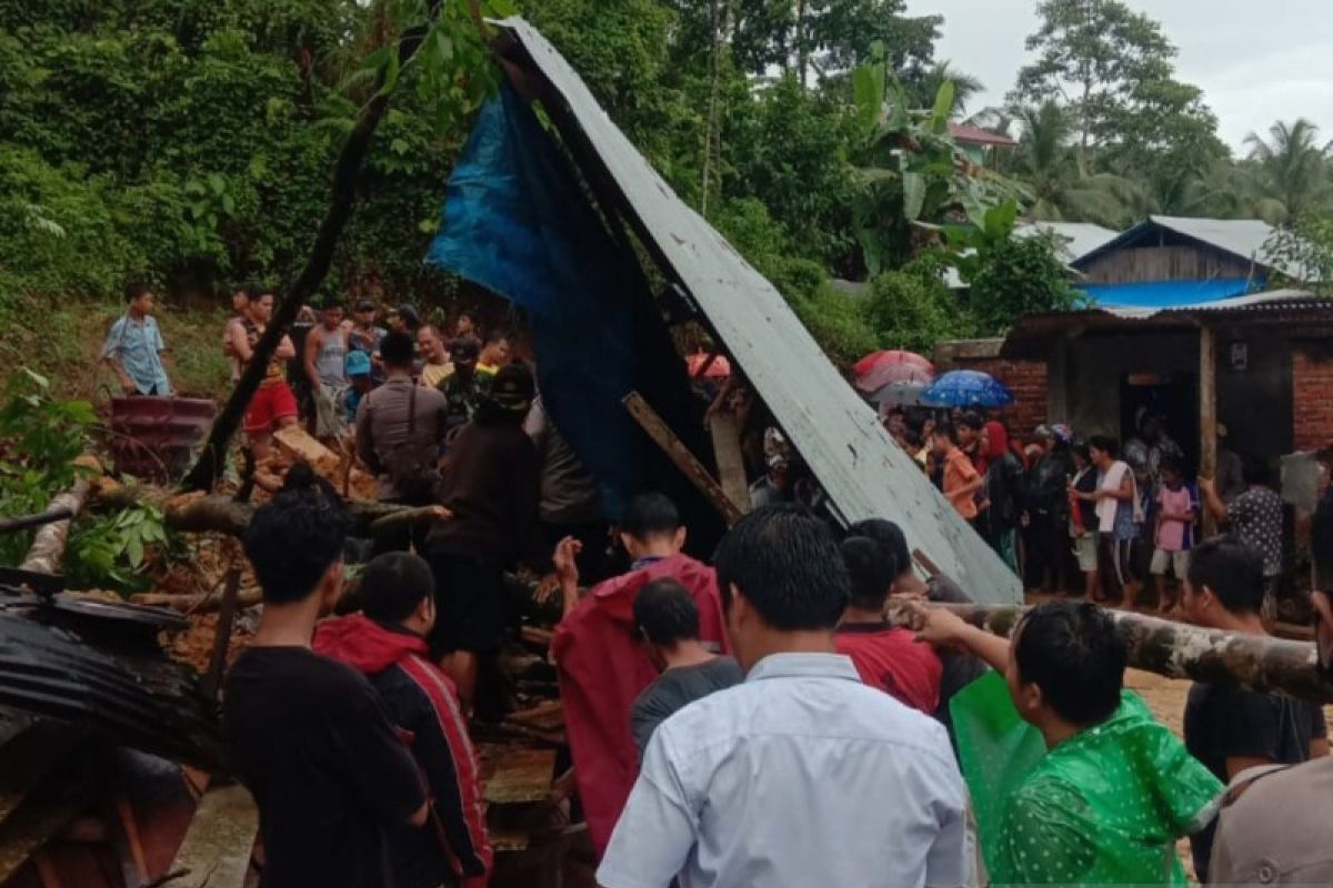 Satu korban meninggal  tertimbun longsor di Kota Gunungsitoli