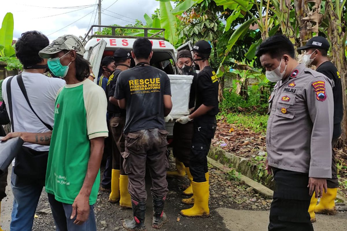 Keluarga pindahkan makam mayat yang ditemukan di Sungai Serayu