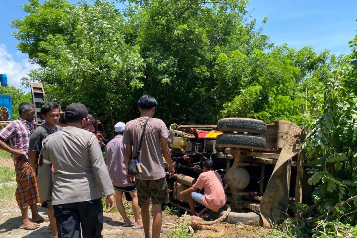 Rem blong, truk masuk jurang di jalan raya Kuta Lombok Tengah