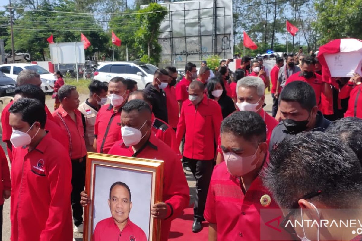 PDI Perjuangan NTT gelar penghormatan terakhir bagi jenazah Frans Lebu Raya