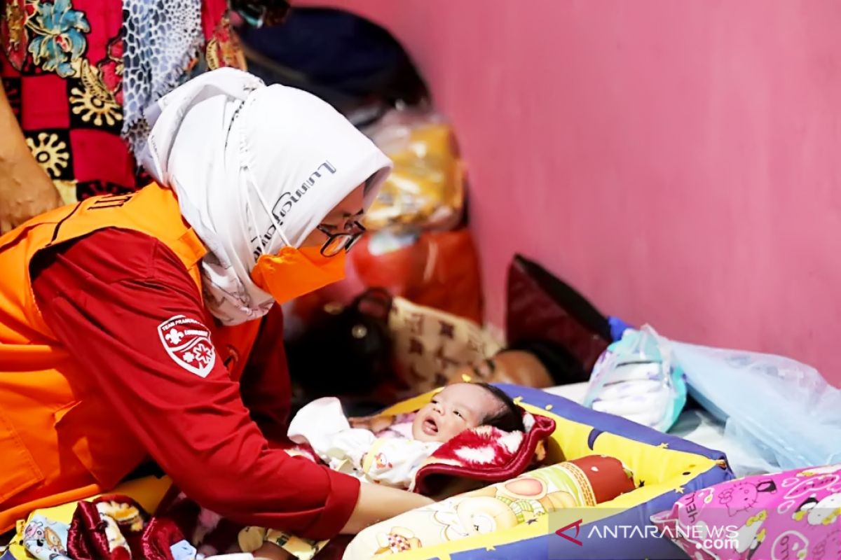 Sebanyak lima ibu hamil melahirkan di posko pengungsian Gunung Semeru