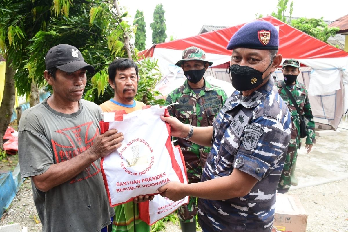 Kapal TNI AL Mamuju II-6-64 angkut bantuan Presiden untuk korban gempa di Selayar