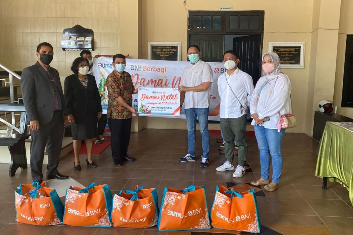 BNI Baubau berikan 150 paket sembako kepada gereja menjelang Natal