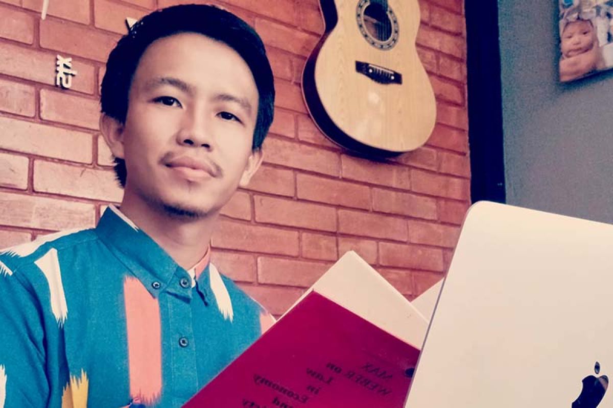 Berusia 28 tahun, dosen ini raih gelar doktor dengan predikat cum laude