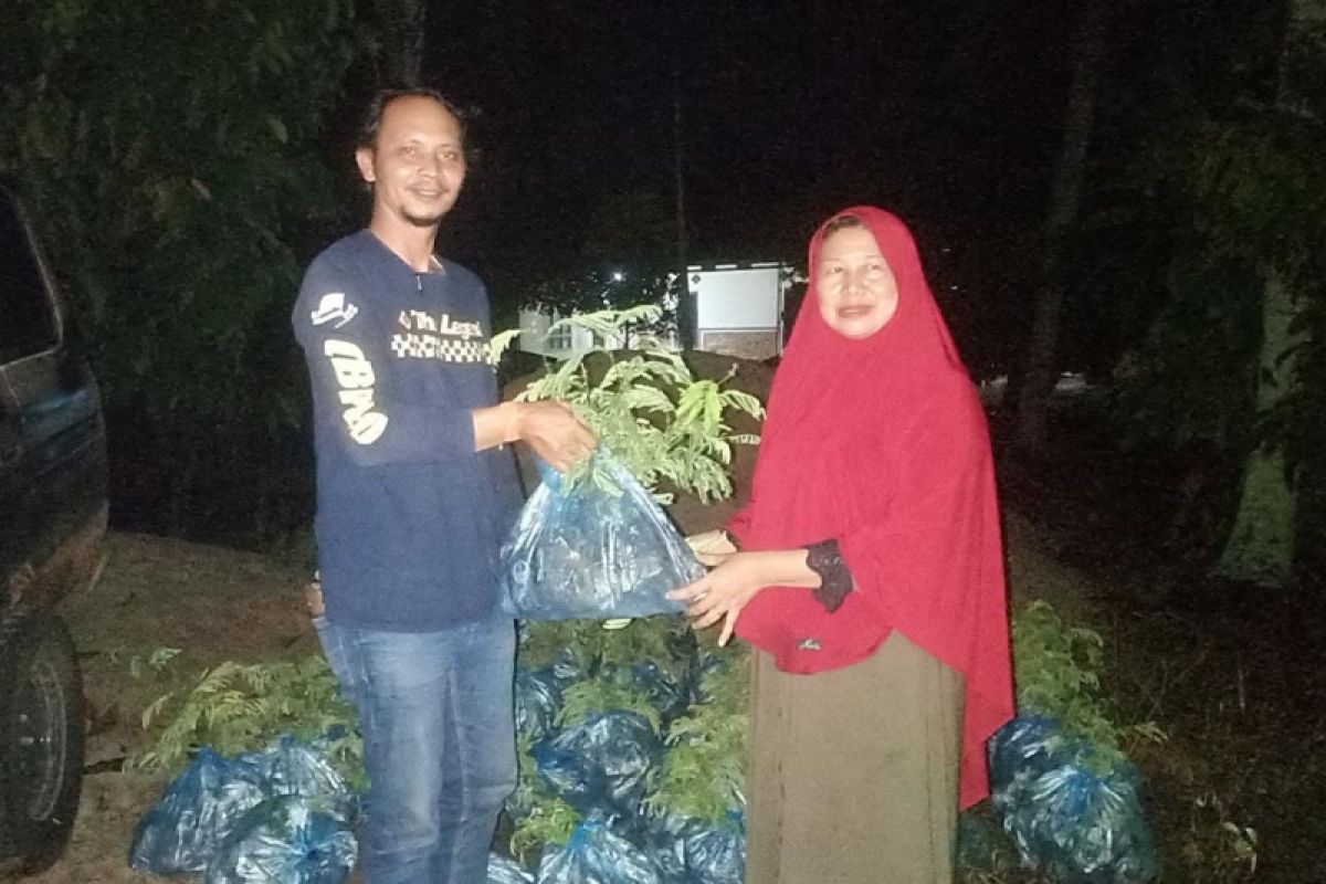 Serikat Tani Indonesia bagikan 9.000 batang bibit kayu sengon di Lampung Timur