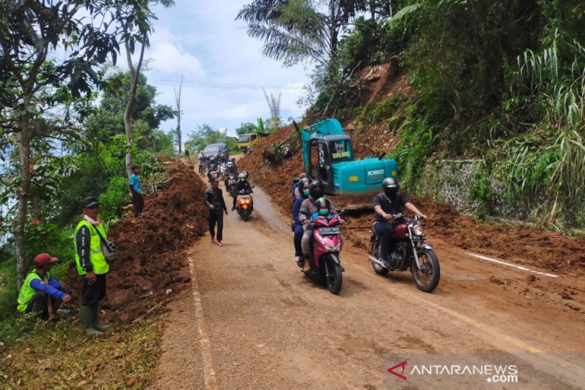 Dua alat berat buka jalan nasional Bandung-Cianjur