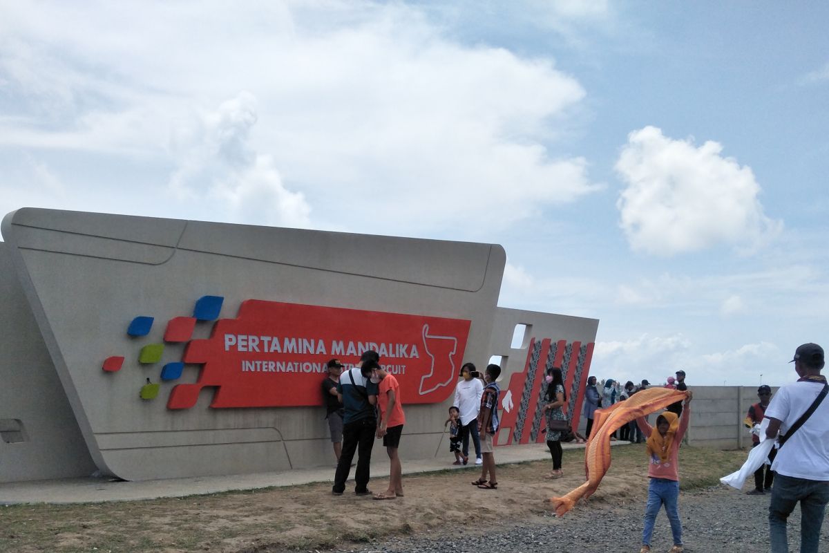 Plang Sirkuit Mandalika dan Bypass BIL jadi favorit wisata foto Selfie. wuih kereen