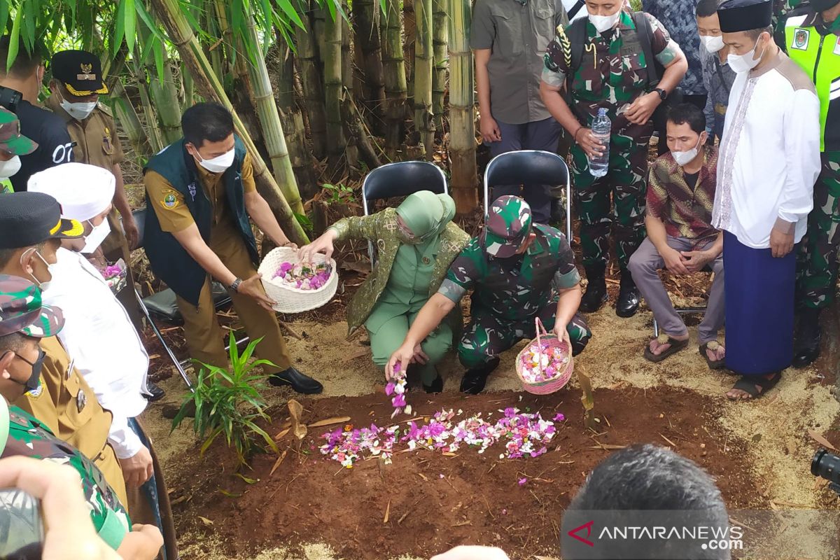 KSAD kunjungi rumah dan makam korban tabrakan di Nagreg