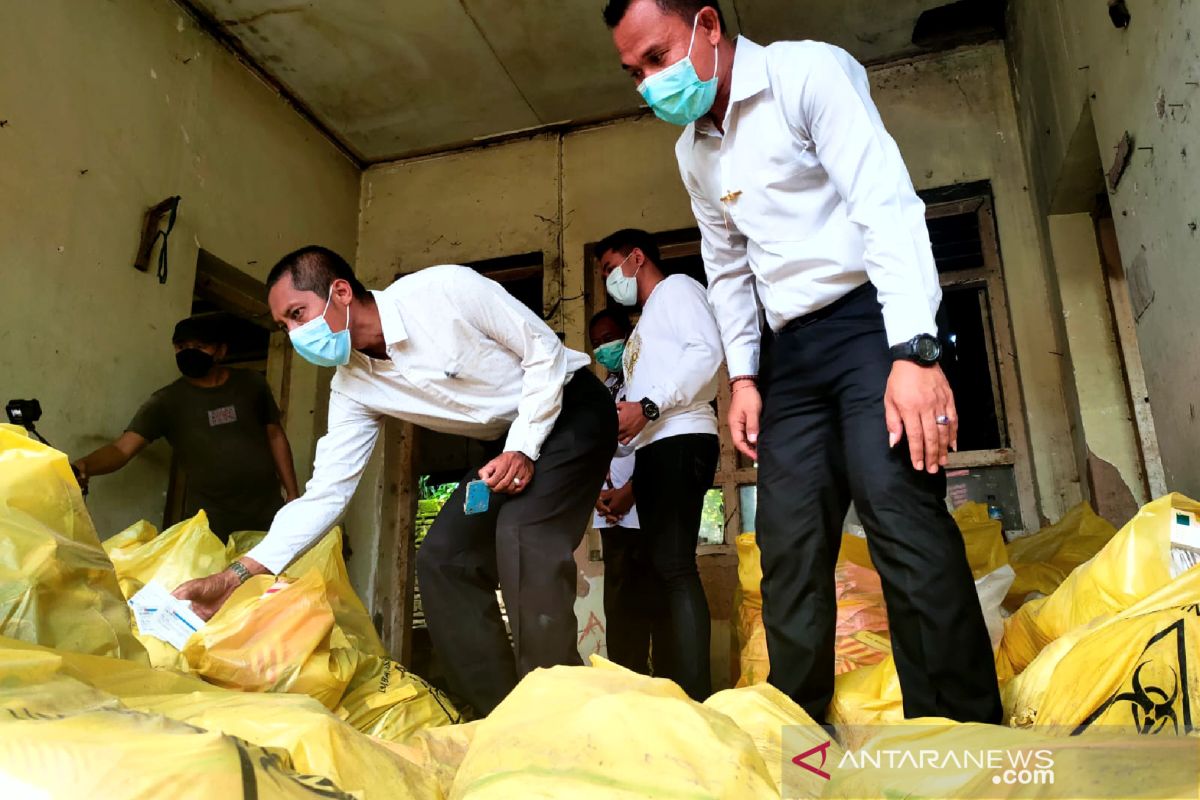 Limbah medis dari kondom sampai jarum suntik mencapai 6 ton ditemukan di bekas Gedung BKMM NTB