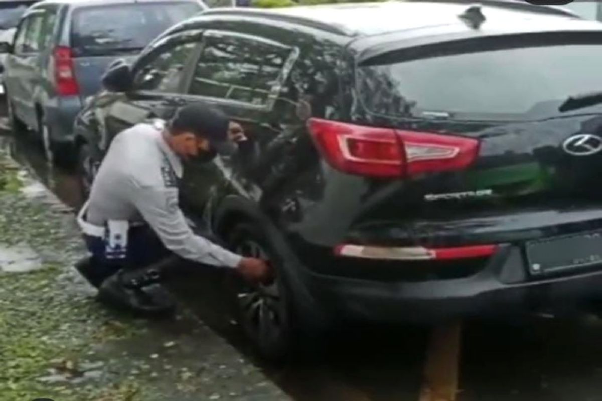 Dishub Kota Palangka Raya gembosi ban mobil diparkir sembarangan