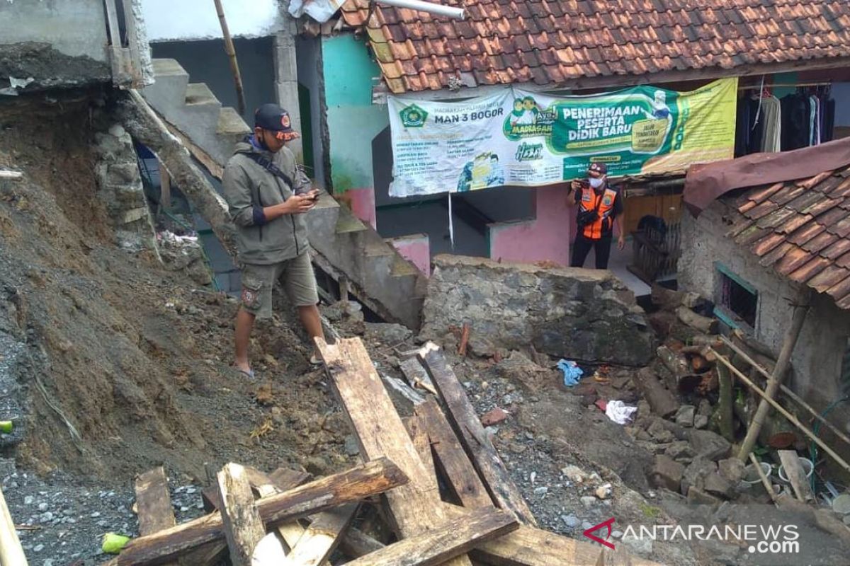 Seorang santriwati tewas tertimpa tembok pesantren yang ambruk