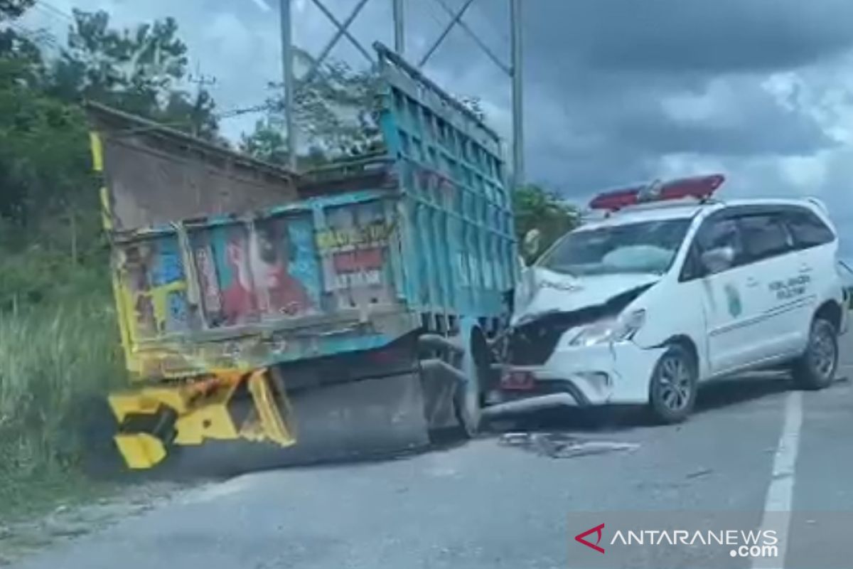 Melaju kencang, mobil jenazah RSUD Siak tabrak truk