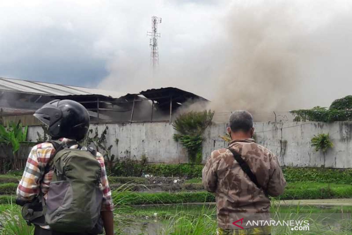 Gudang Karoseri New Armada di Magelang terbakar