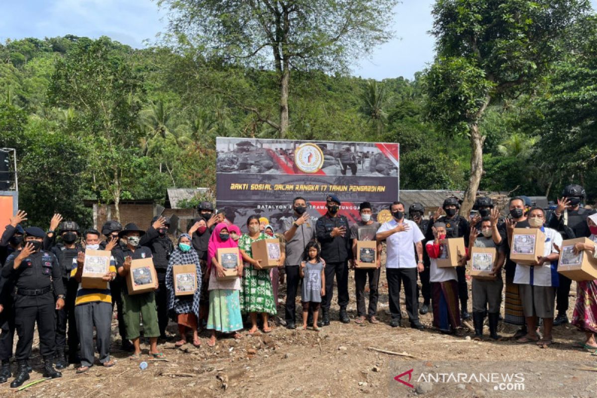 Alumni Akpol 2004 membagikan sembako bagi warga terdampak banjir Lombok