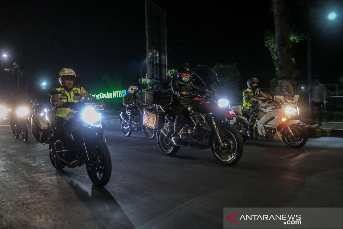 Kapolda NTB patroli bermotor memantau suasana malam pergantian tahun