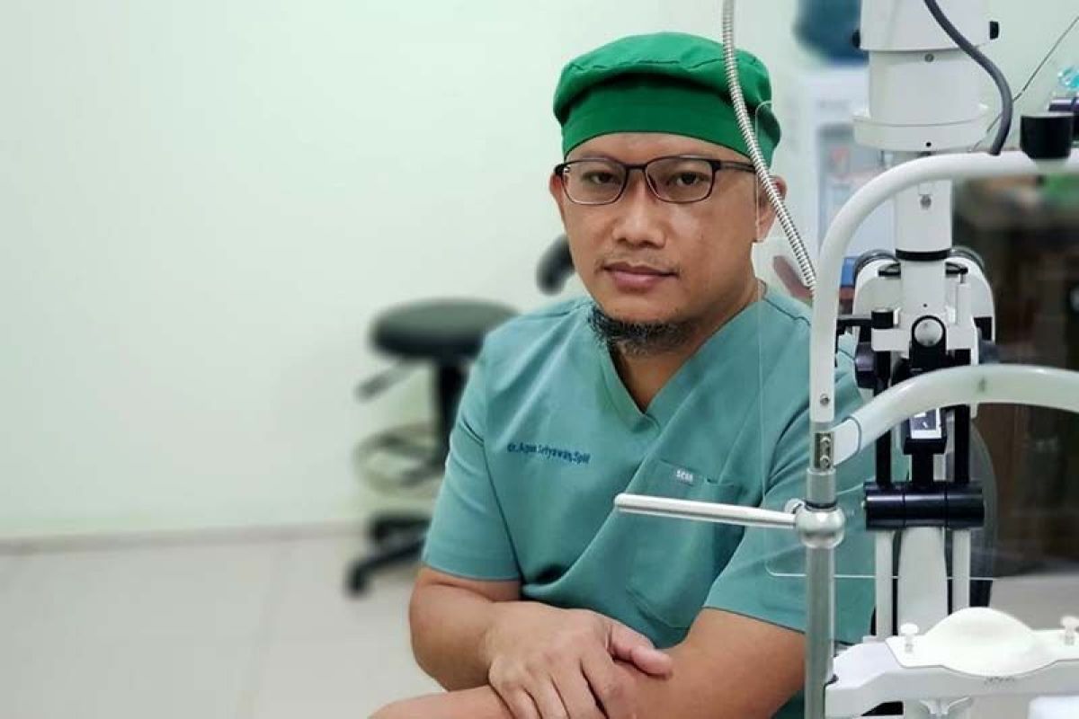 Dokter sarankan jangan langsung diusap ketika mata terkena abu rokok, ini alasannya