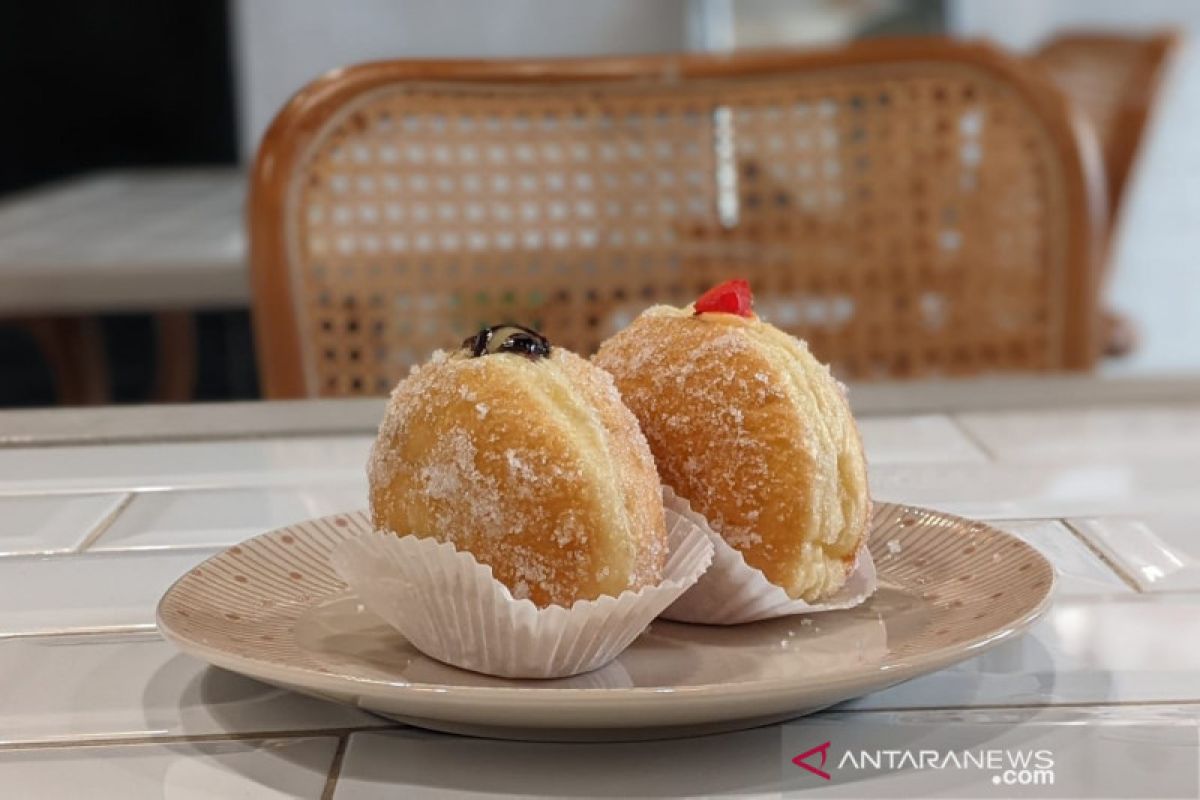 Kafe ini sajikan kue donat bombolini dengan isi melimpah