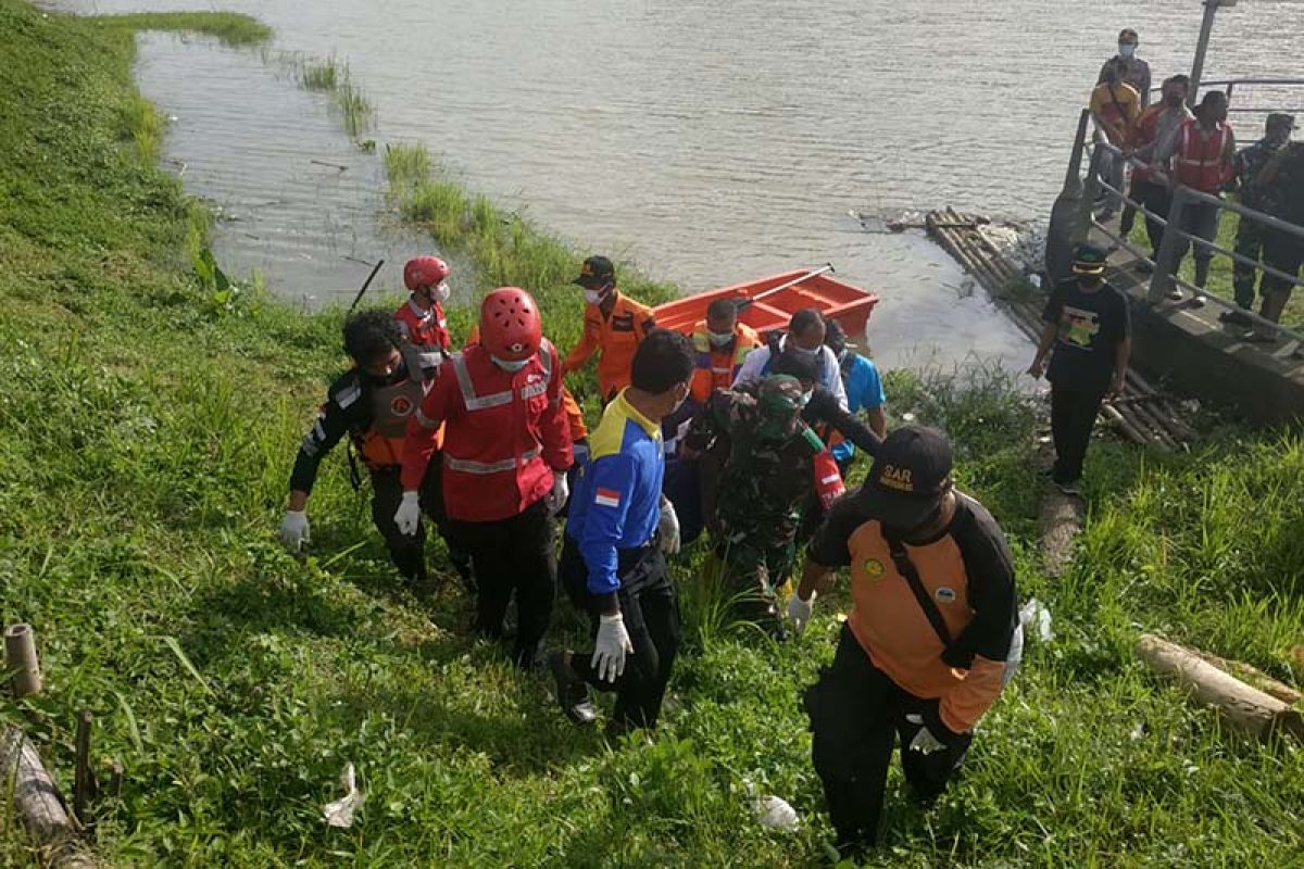 Mayat perempuan di Bendung Gerak Serayu Banyumas dievakuasi petugas